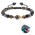 Détail du bracelet de projection avec perles d'hématite et affichage photo personnalisé - Oeil de Tigre + Obsidienne - Bracelet Personnalisé