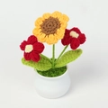 Handgehäkelte Sonnenblume und rote Blumen im weißen Keramiktopf als Wohndeko - Sonnenblume mit Roten Puffs