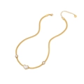 Collana a catena barbazzale dorata con perle a cuore e tonde su fondo bianco - Collana