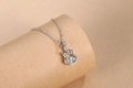 Elegante collana con ciondolo a chitarra in argento con zirconi scintillanti su base - Argento