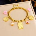 Detalle de pulsera de cadena dorada con colgantes de monedas vintage y dijes en relieve - Pulsera Individual (B1680)