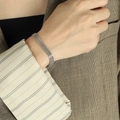 Bracciale a maglia d'argento in acciaio inossidabile indossato con un outfit elegante - Braccialetto Solo (SL08 Argento 15+5cm) / Color Acciaio