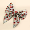 Detail einer Haarklammer mit Blumenschleife, Zickzackstich und Vintage-Muster - Blaue Blume