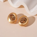 Detalle de pendientes vintage de metal dorado cepillado con piedras ambarinas ovales - Champaña (Ámbar)