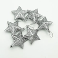 Set di sei stelle argentate glitterate per albero di Natale con cordini su sfondo bianco - 10cm 6 Pezzi / Argento