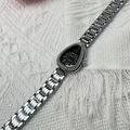 Detalle del bisel plateado con patrón de serpiente y esfera negra de gota en reloj mujer - Caja Plateada Esfera Negra