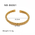 Dettaglio del bracciale rigido in acciaio al titanio placcato oro 18k con trama intrecciata - Trama Intrecciata Oro (NB-B6061)