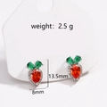 Dettaglio orecchini a fragola con zircone rosso e misure indicate 13,5mm per 8mm - Stile Fragola / Oro Bianco