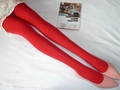 Vue de dessus de collants en velours rouge mat avec des chaussures plates roses pointues - Entrejambe fermé / Rouge pastèque