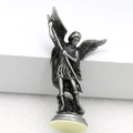 Primer plano detallado de una estatua de ángel alado de metal plateado con acabado antiguo - Gris Plomo