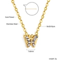 Détail macro du pendentif papillon doré avec les dimensions de la chaîne en acier inoxydable - Papillon / Acier