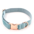 Lichtblauwe fluwelen hondenhalsband met roségouden metalen gesp op een witte achtergrond - M / Meer blauw
