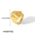 Detail van de 18K vergulde roestvrijstalen ring met een hoogte van 2,45 cm en 8,8 g - Geplisseerd Ontwerp Gouden Ring Oorbellen Set (TR4194-7-G) / Goud / US 7