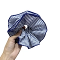 Dettaglio dell'elastico per capelli in cotone a righe bianche e blu con bordo scuro - Azzurro