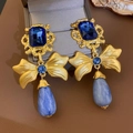 Dettaglio macro di orecchini in stile barocco con pietre blu e fiocco dorato - 20# Silver Earring Post - Fiocco Quadrato Blu Goccia d'Acqua