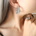 Modernes Silber-Ohrring- und Ring-Set mit unregelmäßiger Knitterstruktur am Model - Silber
