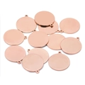 Flache Ansicht mehrerer runder Anhänger aus roségoldenem Edelstahl für DIY-Schmuck - 6mm / Roségold