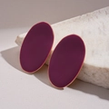 Détail macro de boucles d'oreilles ovales en émail bordeaux avec bordure dorée - Violet