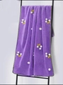 Détail serviette en polaire corail violette avec marguerites brodées et bords verts - 70×140cm / Violet (Marguerite)