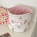 Cesta de almacenamiento cilíndrica con ositos, acolchado y borde de encaje rosa - Serie Oso de Postre / Beige