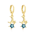 Dettaglio di orecchini celesti placcati in oro con stelle malocchio e pendenti luna - Oro / Occhio blu scuro