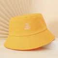 Détail du bob en toile jaune avec broderie blanche NO BAD VIBES sur un support géométrique - Taille unique / Jaune