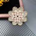Broche fleur dorée élégante ornée de cristaux étincelants et de perles blanches - BZ075 Magnifique Fleur à Six Pétales