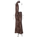 Detail von eng anliegendem Rock mit Leopardenmuster und passendem bauchfreiem Top - S / Braun