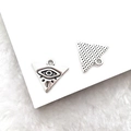Details des dreieckigen Legierungsanhängers Auge des Horus, Vorder- und Rückseite - Dreieck 14x16mm