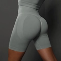 Nahaufnahme der nahtlosen Strickstruktur und des Push-up-Effekts an der High-Waist-Shorts - Hellgrau