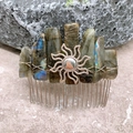 Peigne à cheveux bohème fait main avec pierres de labradorite bleue et charme soleil - Labradorite Fil d'Argent Soleil d'Argent
