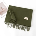 Sciarpa verde scuro effetto cashmere con frange e etichetta del marchio minimalista - Senza Etichetta / verde oliva