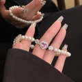 Detalle de pulsera de perlas con dije de corazón en circonita rosa y detalles finos - Rosa Corazón Diamante Hebra de Perlas (4#)