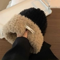 Primer plano de sombreros de cubo de peluche caqui y negro con textura de piel sintética - Negro Caqui