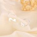 Pendientes de gancho de gato de plata S925 con acabado mate sobre fondo de lino natural - Gancho de Oreja de Gato Plateado