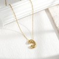 Collana con lettera C dorata a palloncino con trama plissettata su sfondo bianco - Lettera C