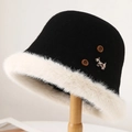 Cappello bucket in lana nera con bordo in peluche bianco e spilla a forma di cane - M(56-58cm) / Nero