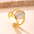 Bague ouverte martelée dorée avec une grande pierre oeil-de-chat blanche ovale rétro - Taille unique / Pierre Oeil de Chat Blanche (YYJZ-636)