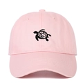 Detailansicht der schwarzen Schildkrötenstickerei auf der rosa Baumwoll-Baseballkappe - Verstellbar / Rosa
