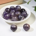 Sfere di cristallo di ametista naturale lucida in una ciotola bianca per decori - Ametista