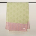 Dettaglio di scialle pashmina verde chiaro con motivo paisley, bordo rosa e frange eleganti - Verde Chiaro Motivo Paisley