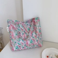 Détail de l'étiquette sur un sac cabas en coton au motif floral rose poudré - Grand Sac Sous les Aisselles
