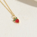Collier fraise doré avec pierre coeur rouge et feuilles en zircon vert - Fraise en Zirconia Rouge (XL2630)