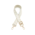 Détail de la bandoulière tissée beige géométrique avec boucles dorées réglables - Quincaillerie Dorée / Beige