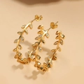 Dettaglio di orecchini a foglia placcati in oro 14K con brillanti zirconi bianchi - Foglia in Zirconia Trasparente