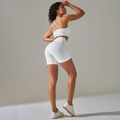Vue arrière de l'ensemble de yoga blanc côtelé avec brassière croisée et short taille haute - S / Entrecroisé Soutien-Gorge + Shorts Ensemble / Entrecroisé-Blanc Cassé