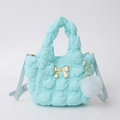 Bolso nube acolchado azul claro con lazo dorado y detalle de pompón suave - Azul claro