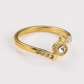 Dettaglio anello dorato con zircone circolare e castone a microsfere lucido - US 6 / Stile Rotondo