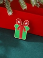 Broche émaillée boîte cadeau de Noël rouge et verte sur décor de fête élégant - Boîte Cadeau de Noël (6071)