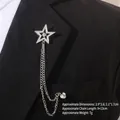 Gros plan d'une broche étoile avec chaînettes argentées sur le revers d'un blazer noir - Style Pentagramme à Gland Argenté (TL24030)